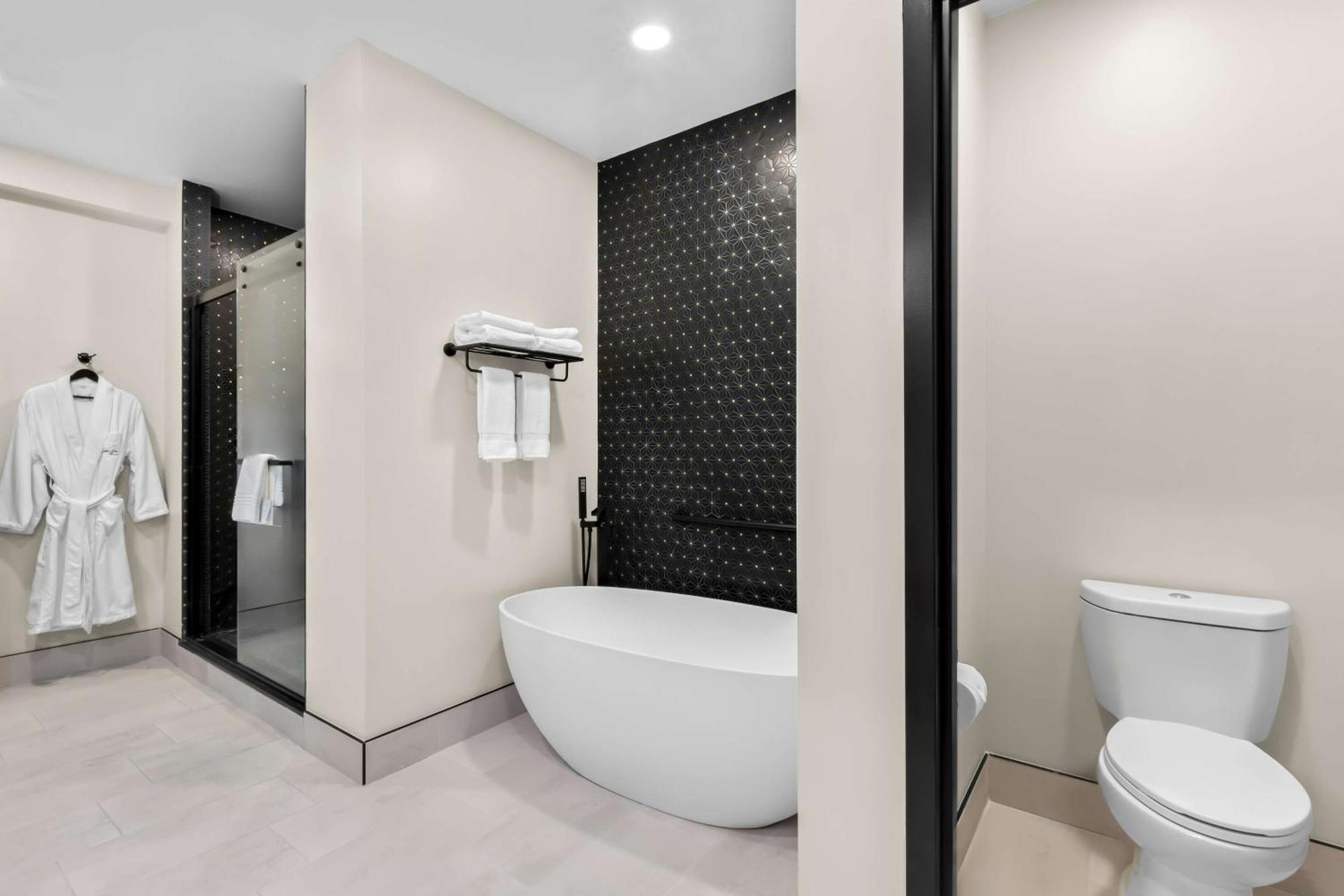 Latitude Eatontown - Bw Premier Collection Hotel